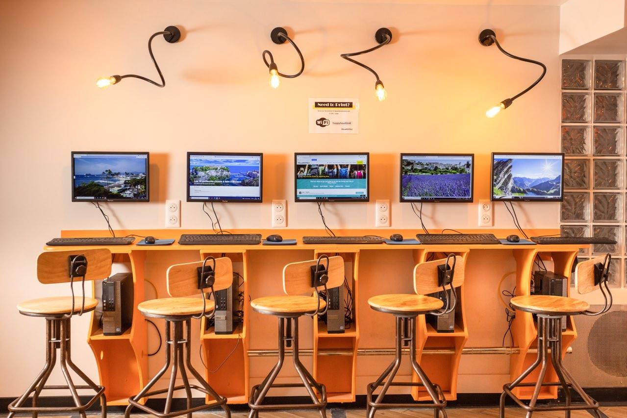 Villa Saint Exupery Beach Hostel Nice Bagian luar foto Internet café in Japan