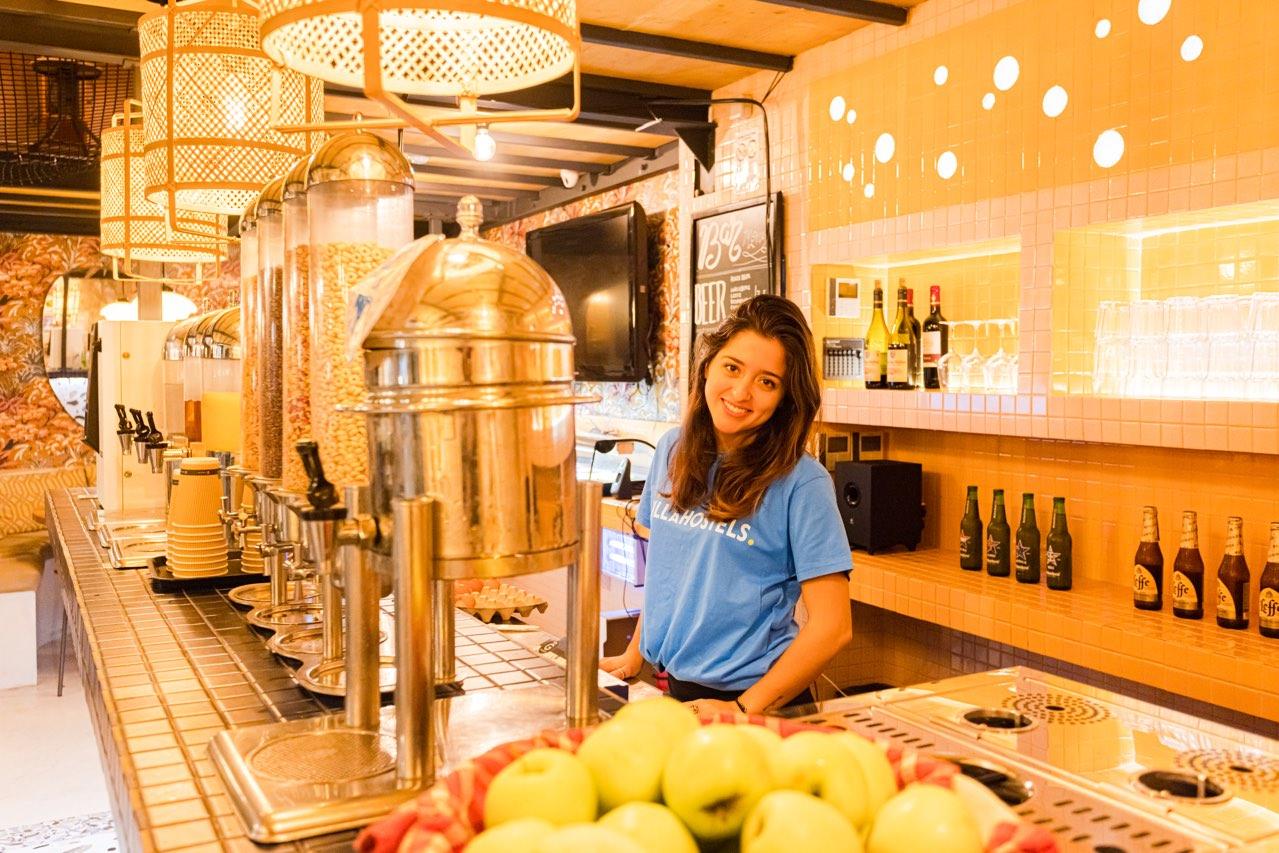 Villa Saint Exupery Beach Hostel Nice Bagian luar foto A bartender at work