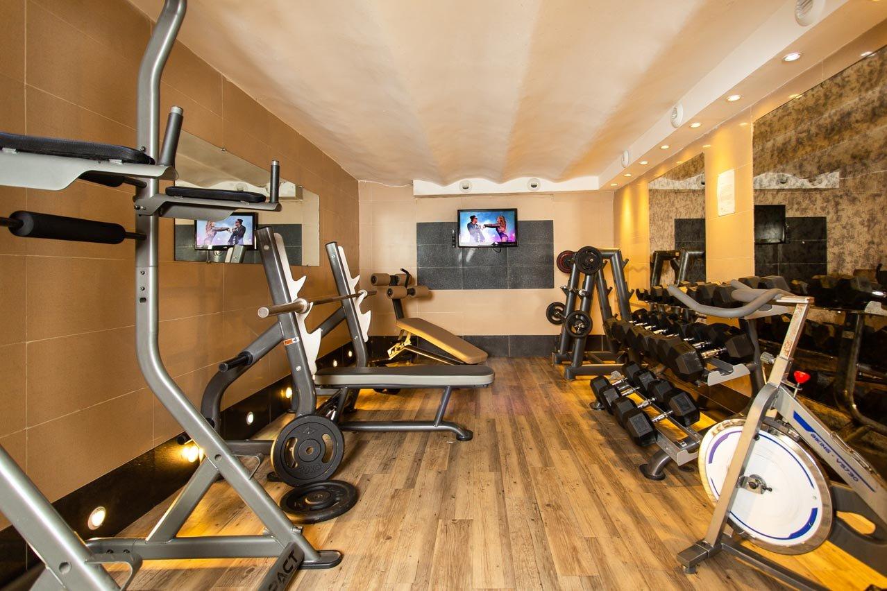 Villa Saint Exupery Beach Hostel Nice Bagian luar foto The gym at the hotel