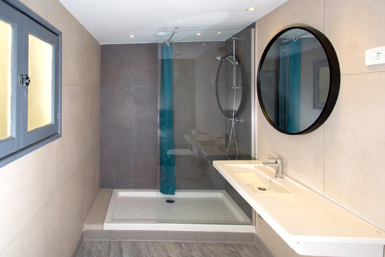 Villa Saint Exupery Beach Hostel Nice Bagian luar foto A shower cubicle