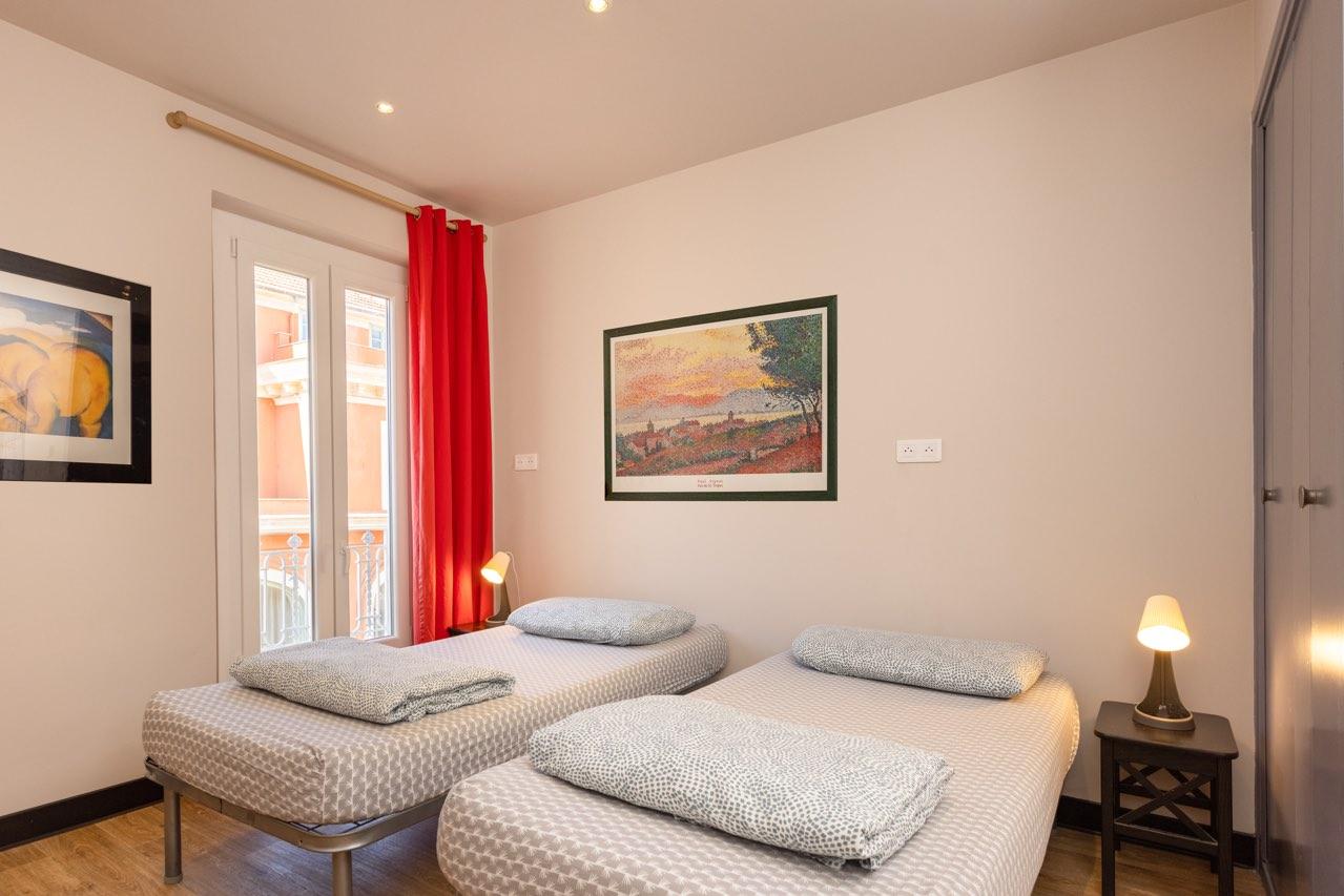 Villa Saint Exupery Beach Hostel Nice Bagian luar foto A bedroom in a typical apartment