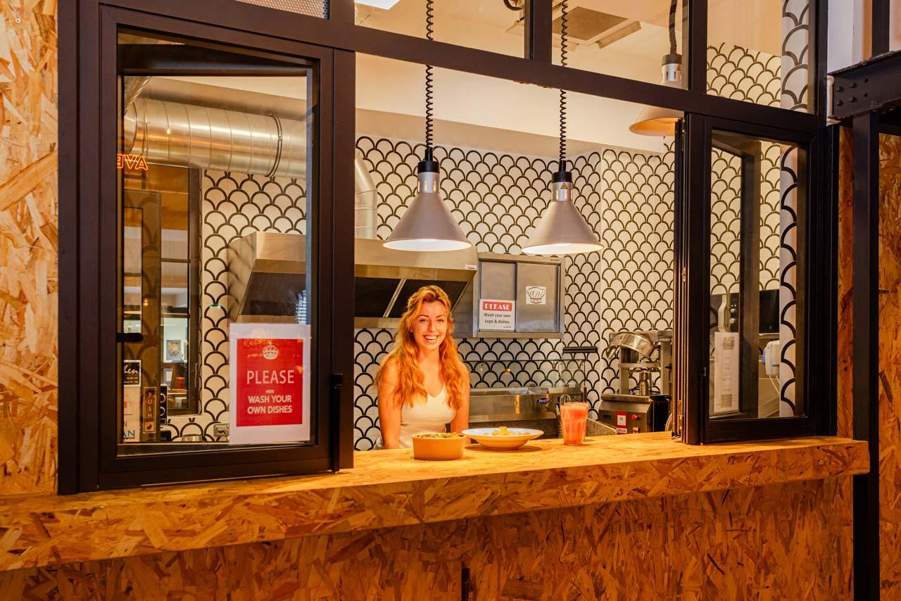 Villa Saint Exupery Beach Hostel Nice Bagian luar foto A hostess at a restaurant
