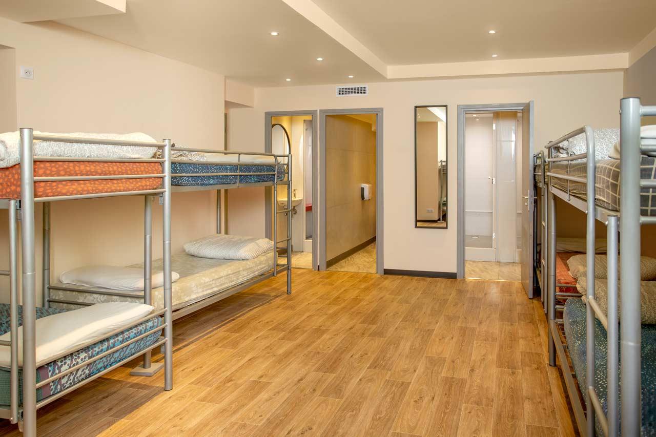 Villa Saint Exupery Beach Hostel Nice Bagian luar foto A typical room at a hostel