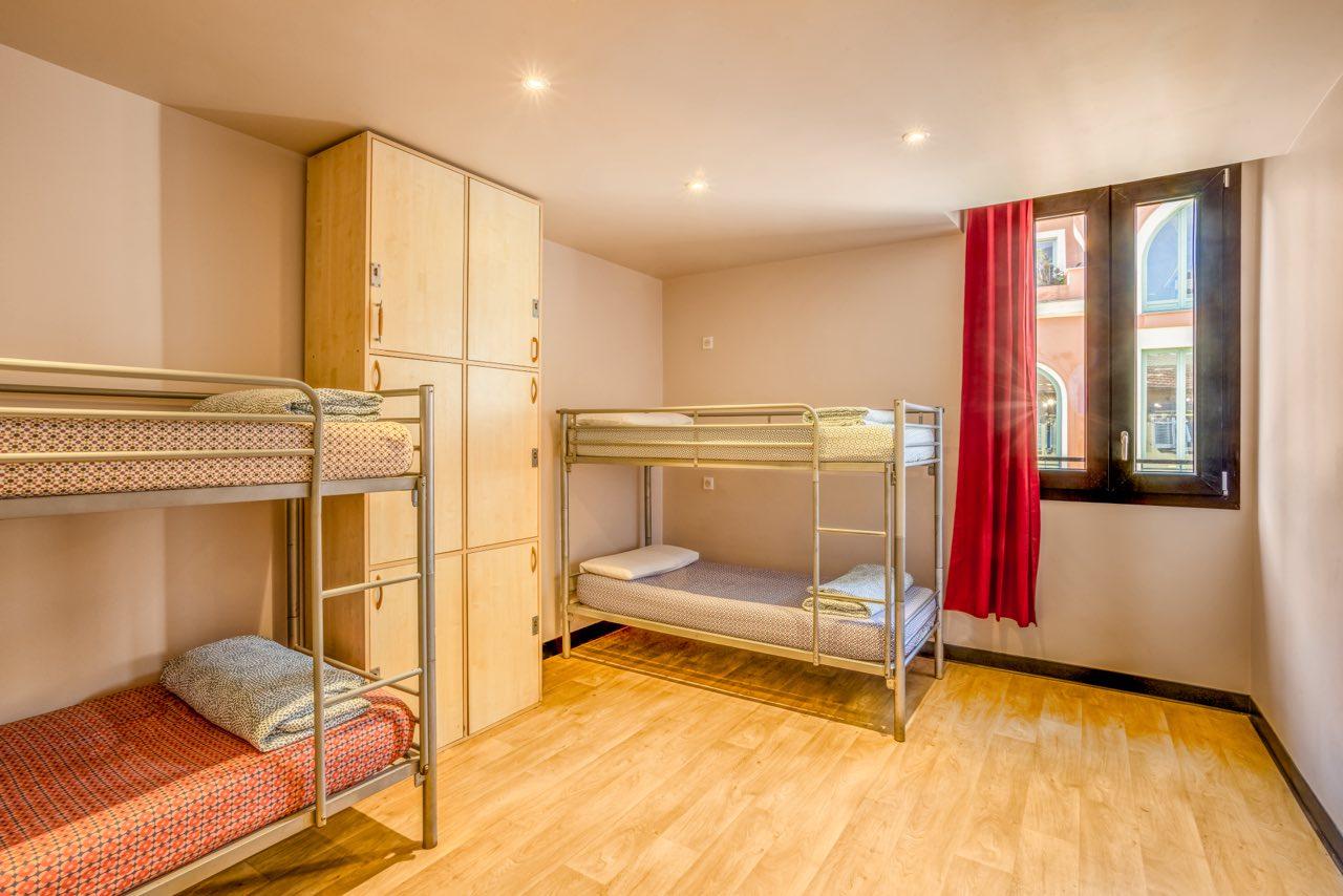 Villa Saint Exupery Beach Hostel Nice Bagian luar foto Hostel room in Barcelona, Spain