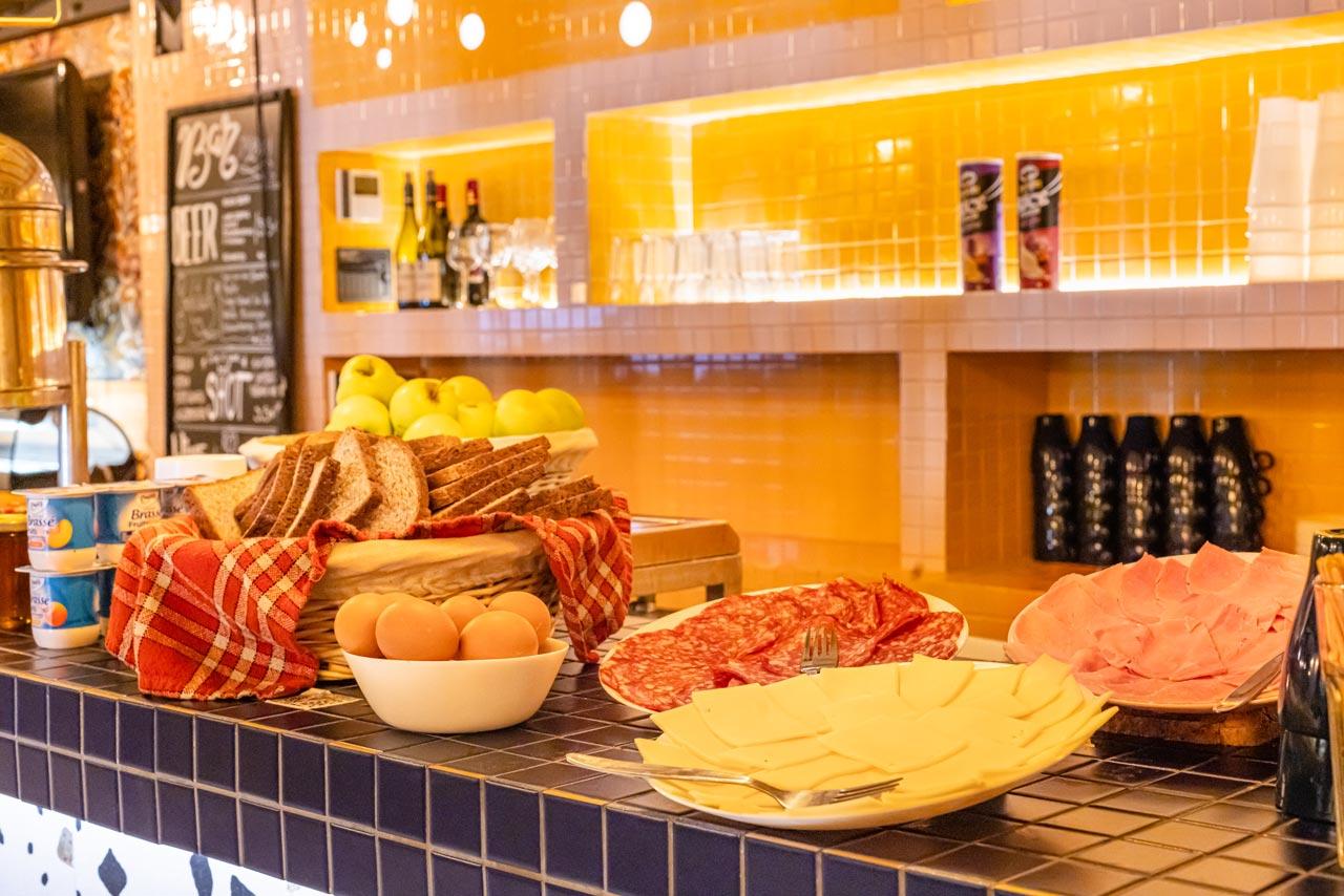 Villa Saint Exupery Beach Hostel Nice Bagian luar foto A tapas bar in Madrid