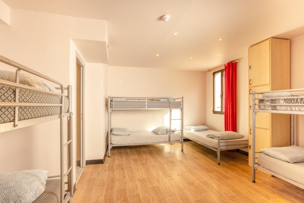 Villa Saint Exupery Beach Hostel Nice Bagian luar foto A typical room at a typical hostel